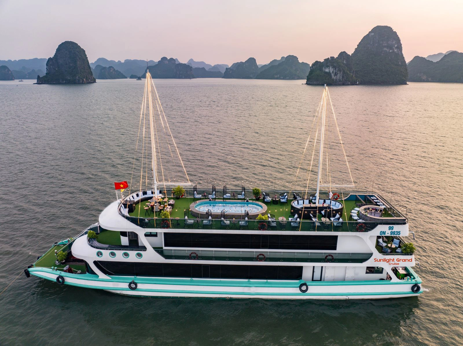 一日游 | 乘坐 Sunlight Grand Cruise 探索下龙湾